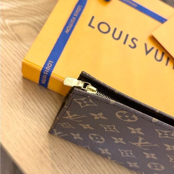 LOUIS VUITTON 2024 Monogram Canvas Toiletry Pouch 19 - Picture 6 of 13